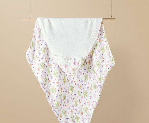 Het mooie Groene Bloemen Katoenen van Gauze Fabric 190gsm Bamboe wikkelt Deken in
