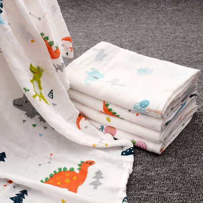 De gekamde Organische Katoenen Dubbele Reactieve Druk van Gauze Fabric Red Lovely Dinosaur