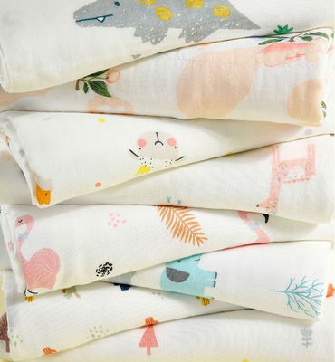 De gekamde Organische Katoenen Dubbele Reactieve Druk van Gauze Fabric Red Lovely Dinosaur