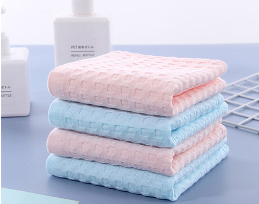 Het levendige Patroon omfloerst Katoenen 100 Jacquardstof Drie Lagen